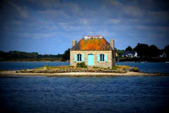 St-Cado / Small island with small house
